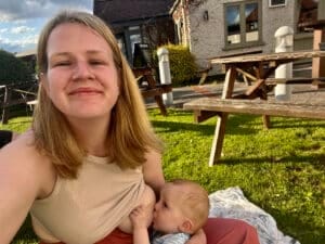 Terri Yates breastfeeding in public